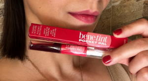 Benefit Benetint pocket pal applicato senza gloss